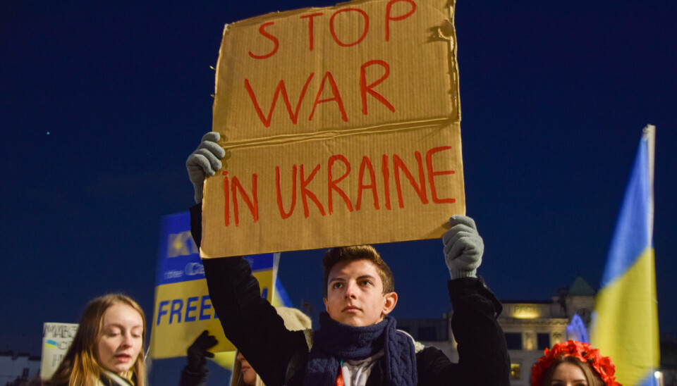 Hundrevis av mennesker samlet seg på Trafalgar Square i London 8. mars for å protestere mot krigen i Ukraina.