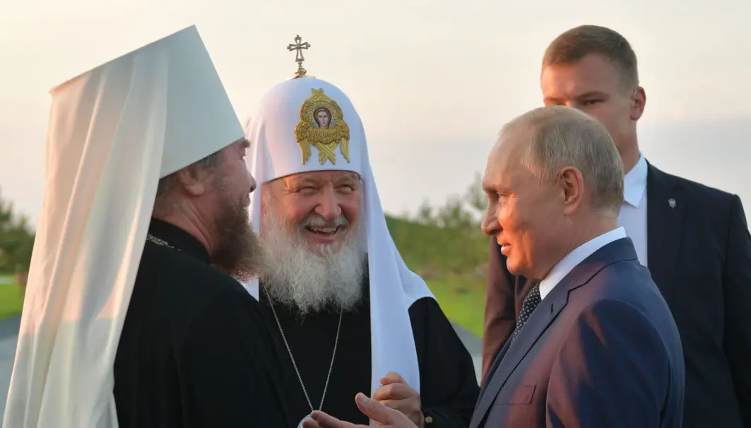 Den russiske patriarken har forsøkt å gjøre Jesus til støttespiller for Putin og oligarkene, skriver Per Bjørnar Grande i dette blogginnlegget. Avbildet: President Vladimir Putin i samtale med metropolitt Porkhov Tikhon Shevkunov (t.v.) og leder av Den russisk-ortodokse kirke, patriark Kirill (i midten). Den russiske patriarken har forsøkt å gjøre Jesus til støttespiller for Putin og oligarkene, skriver Per Bjørnar Grande i dette blogginnlegget. Avbildet: President Vladimir Putin i samtale med metropolitt Porkhov Tikhon Shevkunov (t.v.) og leder av Den russisk-ortodokse kirke, patriark Kirill (i midten).