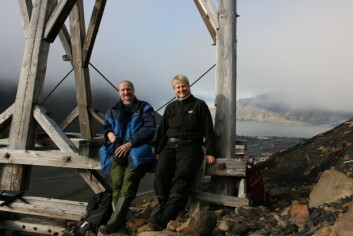 Johan Mattsson og Anne-Cathrine Flyen ved en taubanebukk ved den fredete Gruve 2b i Longyearbyen. (Foto: Anne-Cathrine Flyen) Johan Mattsson og Anne-Cathrine Flyen ved en taubanebukk ved den fredete Gruve 2b i Longyearbyen. (Foto: Anne-Cathrine Flyen)