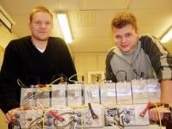 "Bård Arntsen og Roy Antonsen forsker på hvordan man kan redusere betongskader ved å benytte elektrisk strøm." "Bård Arntsen og Roy Antonsen forsker på hvordan man kan redusere betongskader ved å benytte elektrisk strøm."