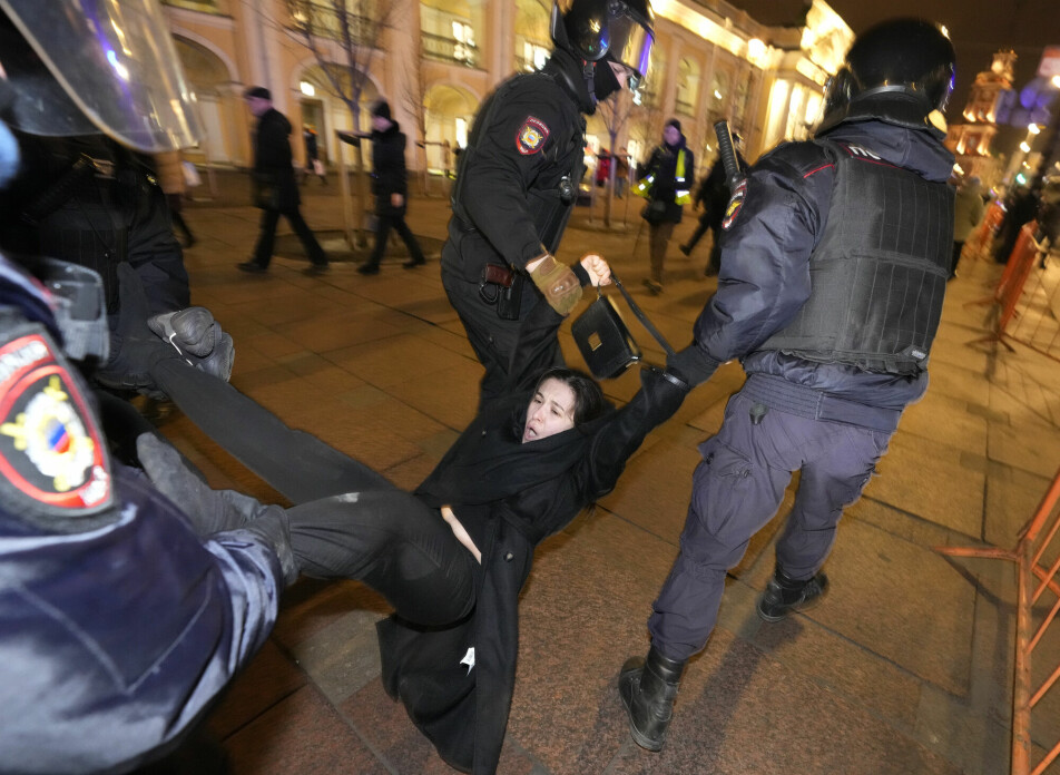 Selv om det russiske regimet driver streng informasjonskontroll, har det vært demonstrasjoner mot krigen i Ukraina flere steder i landet. Politiet har slått hardt ned på disse. Bildet er fra en demonstrasjon i St. Petersburg 2. mars.