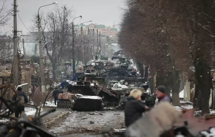 Ødelagte russiske militærkjøretøy sperrer en vei i byen Bucha i Ukraina. Anslaget på hvor mange russiske soldater som er drept så langt i Ukraina, varierer sterkt. Ukrainske myndigheter sier opp mot 12.000 er drept i kampene, mens russiske myndigheter sier tallet er nærmere 500 og amerikanske myndigheter anslår opp mot 4.000 russiske døde.