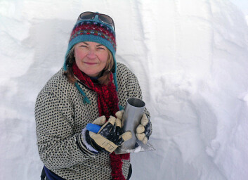 Glasiolog Elisabeth Isaksson fra Norsk Polarinstitutt under årets feltarbeid på Lomonosovfonna på Svalbard. (Foto: Sanja Forsström) Glasiolog Elisabeth Isaksson fra Norsk Polarinstitutt under årets feltarbeid på Lomonosovfonna på Svalbard. (Foto: Sanja Forsström)