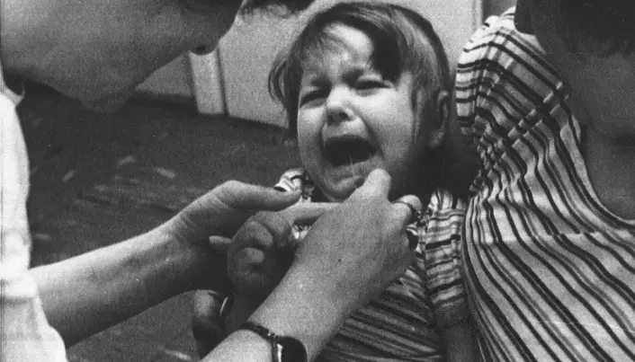 Denne jenta får jod ved en barneklinikk i Warszawa etter Tsjernobyl-ulykken i 1986. Barn i nærheten av ulykken som fikk jod, hadde lavere risiko for skjoldbruskkjertelkreft.