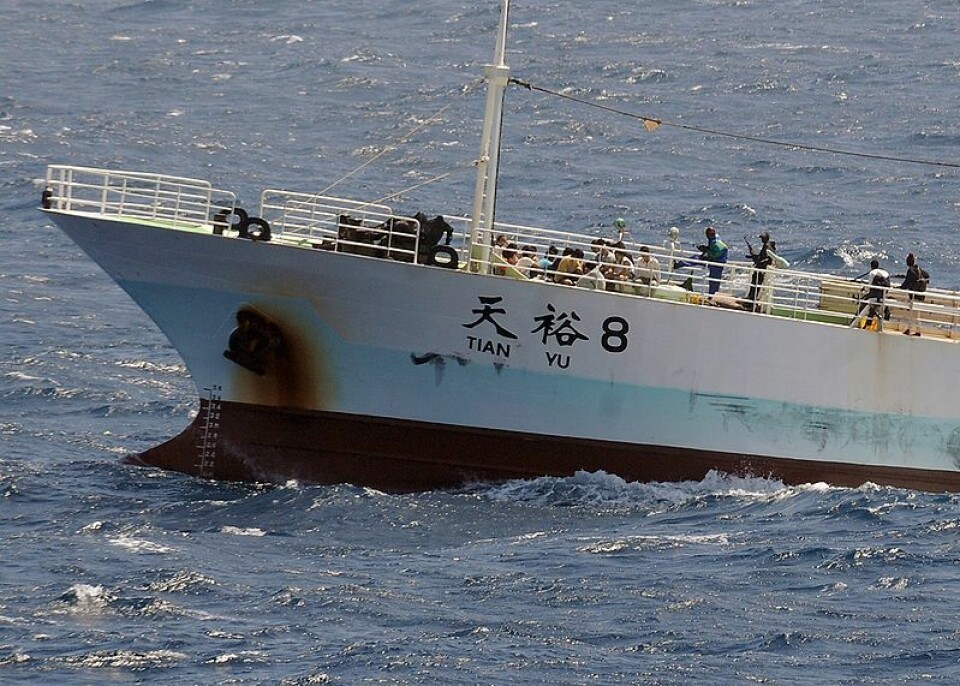 'Somaliske pirater ombord på det kinesiske fiskefatøyet Tian Yu i november i fjor. (Kilde: Wikimedia Commons)'