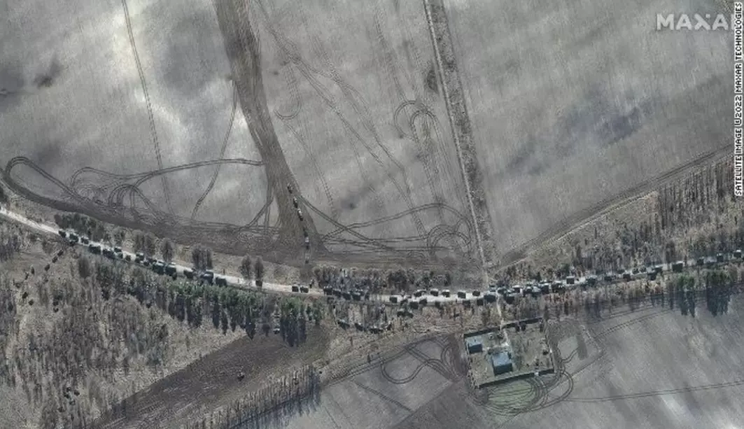Eksempel på et kommersielt satellittbilde av russisk militær kolonne i Ukraina som er publisert i vestlige media.