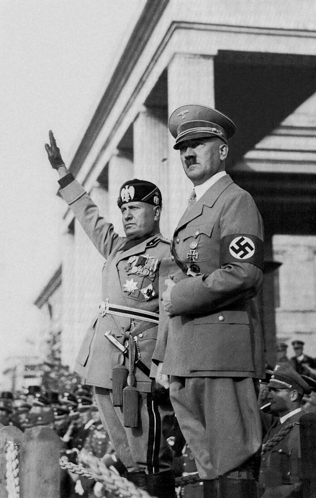 Le dittature non arrivano dall'oggi al domani.  L'italiano Benito Mussolini (a sinistra) e il tedesco Adolf Hitler salirono al potere in modo democratico, poi trasformarono l'Italia e la Germania in dittature.