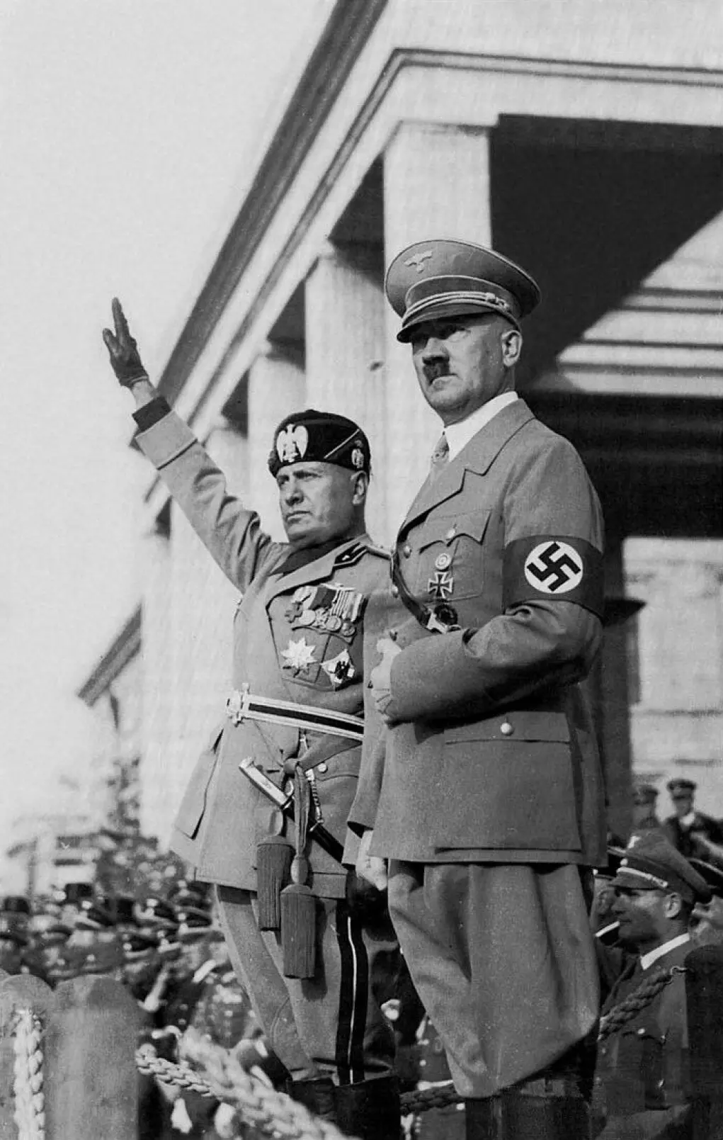 Diktaturer kommer ikke over natten. Italienske Benito Mussolini (t.v.) og tyske Adolf Hitler kom til makten på demokratisk vis, og så gjorde de om Italia og Tyskland til diktaturer.