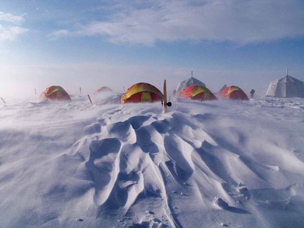Kaldt men stemningsfullt i forskningsleiren på Lomonosovfonna. (Foto: Gerit Rotschky) Kaldt men stemningsfullt i forskningsleiren på Lomonosovfonna. (Foto: Gerit Rotschky)