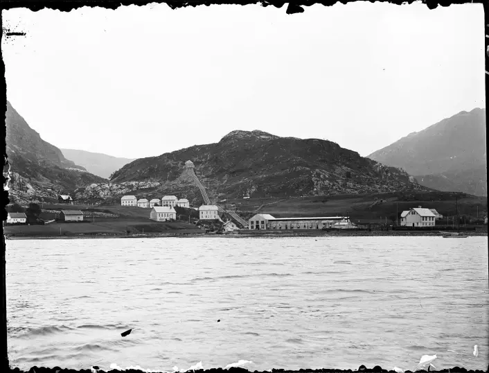 AS Stangfjorden Elektrokemiske Fabriker was established in 1897 and originally produced iodine and peat coal. In 1906 the factory was bought by the British Aluminium Company (BACO), who turned it into the first aluminium factory in Scandinavia.