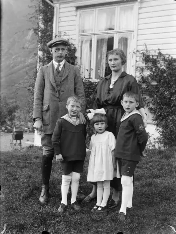 Director Maurice Russel Turner and wife Aslaug with their children Per, Sylvia and John (b.1913). Maurice came to Stangfjorden in 1910 as a chemical engineer. In 1911 he became director of the aluminium smelter until 1940 when Germany occupied Norway. With the outbreak of World War 2 in Norway the Turners fled to England.