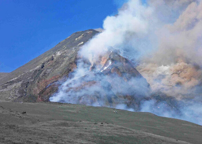 Etna på den italienske øya Sicilia regnes som Europas største aktive vulkan. Ny geofysisk modell kan ha avslørt hvorfor Etna finnes og hvorfor den fortsatt spyr ild. (Foto: Sebastian Litrico) Etna på den italienske øya Sicilia regnes som Europas største aktive vulkan. Ny geofysisk modell kan ha avslørt hvorfor Etna finnes og hvorfor den fortsatt spyr ild. (Foto: Sebastian Litrico)