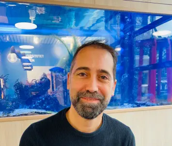 –Det er mer krevende å lage menneskemat av bein og knokler, sier mikrobiolog Antonio Garcia-Moyano ved NORCE. –Det er mer krevende å lage menneskemat av bein og knokler, sier mikrobiolog Antonio Garcia-Moyano ved NORCE.