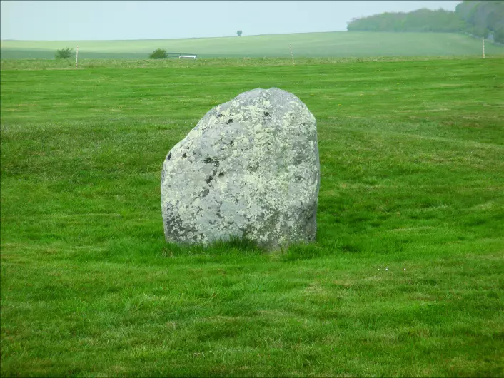 Stonehenge består også av en rekke blå steiner (4–8 tonn). De ble importert fra Wales og omarrangert ulike steder over hele anlegget over en periode på tusen år.