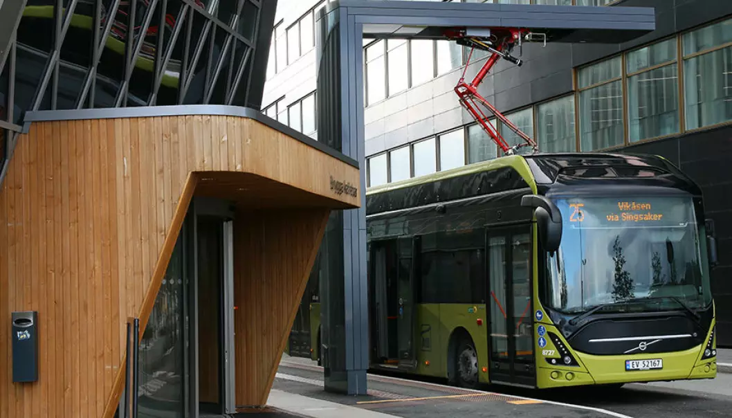 El-bussene som har ladestasjon på Brattøra, vil kunne fylles med overskuddskraft fra et batterilager ­– eller lade direkte fra solcellestrøm.