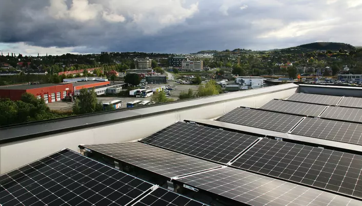 Mange bygg med solceller produserer mer strøm enn de forbruker selv.