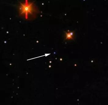 "Bildet er tatt ved det danske teleskopet i La Silla. Gammaglimtet/supernovaen er det blålige objektet som pilen peker på. De andre objektene i bildet er stjerner i vår egen galakse og fjerntliggende galakser."