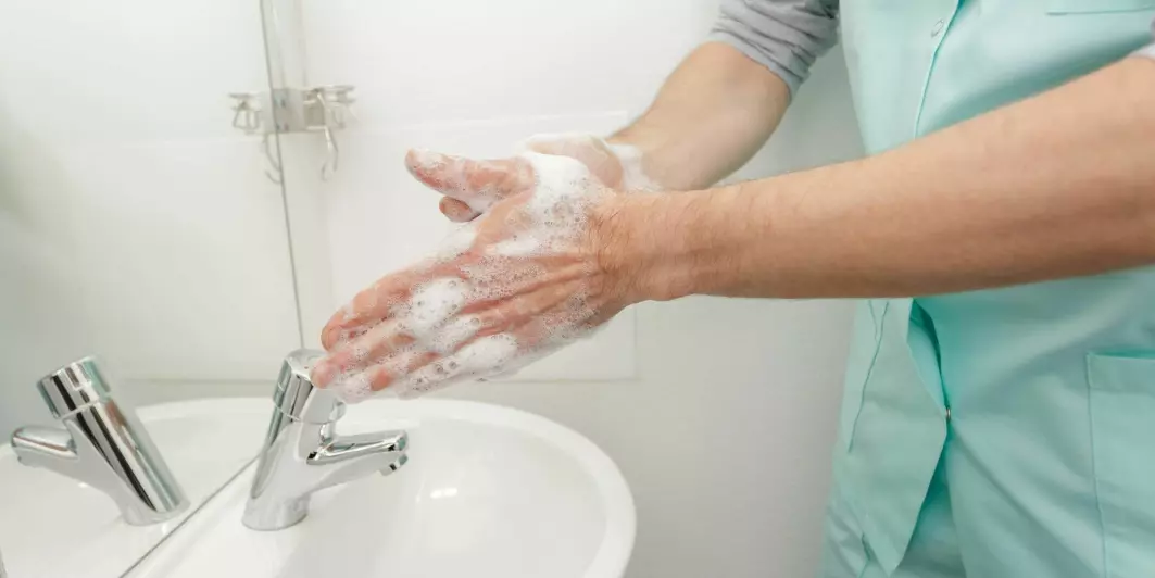 I studien ble det observert at hvis helsepersonellet brukte hansker, droppet de i større grad å utføre håndhygiene.