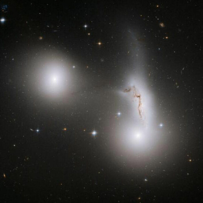 Galaksene NGC 7173 (til venstre), NCG 7174 (i midten til høyre) and NGC 7176 (nede til høyre). NCG 7174 var en gang en spiralgalakse, men blir revet i filler av sine kosmiske søsken. (Foto: NASA, ESA and R. Sharples (University of Durham, U.K))