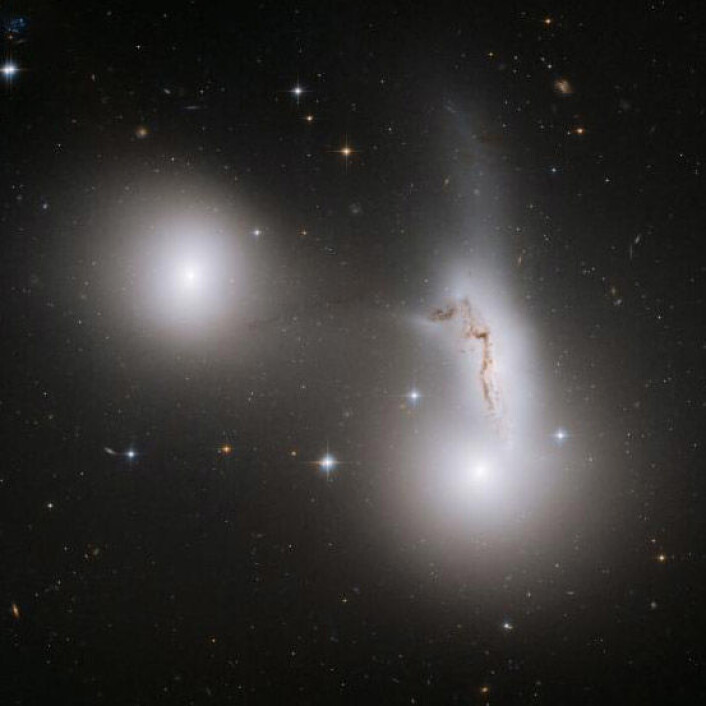 Galaksene NGC 7173 (til venstre), NCG 7174 (i midten til høyre) and NGC 7176 (nede til høyre). NCG 7174 var en gang en spiralgalakse, men blir revet i filler av sine kosmiske søsken. (Foto: NASA, ESA and R. Sharples (University of Durham, U.K)) Galaksene NGC 7173 (til venstre), NCG 7174 (i midten til høyre) and NGC 7176 (nede til høyre). NCG 7174 var en gang en spiralgalakse, men blir revet i filler av sine kosmiske søsken. (Foto: NASA, ESA and R. Sharples (University of Durham, U.K))