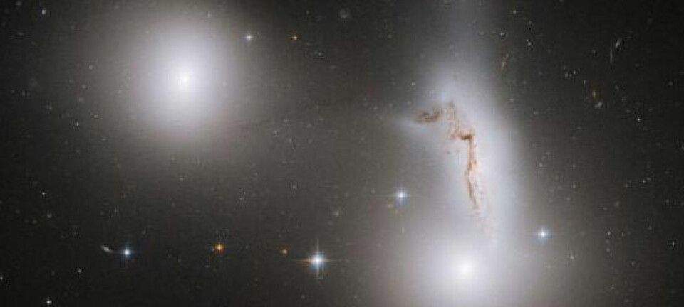 Galaksene NGC 7173 (til venstre), NCG 7174 (i midten til høyre) and NGC 7176 (nede til høyre). NCG 7174 var en gang en spiralgalakse, men blir revet i filler av sine kosmiske søsken. (Foto: NASA, ESA and R. Sharples (University of Durham, U.K))