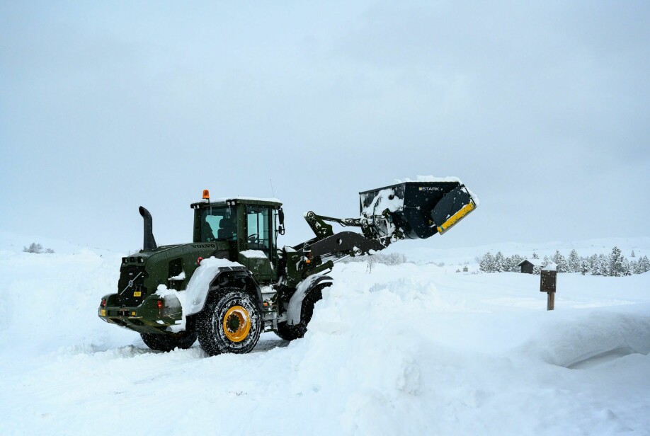 Testdokka i snøen i Kirkenes er graven ned i ein stor snøhaug laga ved hjelp av ein hjullastar frå Forsvaret.
