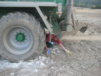 Forsker måler kontaktflaten mot bakken. (Foto: Till Seehusen) Forsker måler kontaktflaten mot bakken. (Foto: Till Seehusen)