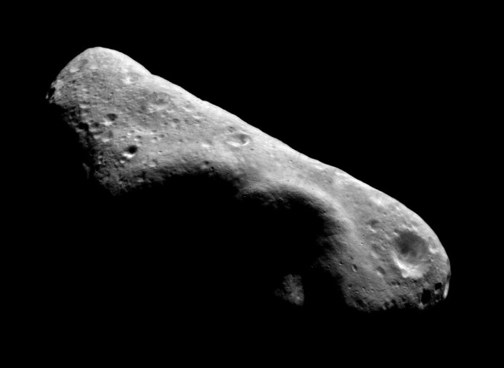 I 2001 landet NASAs fartøy NEAR Shoemaker på den 34 kilometer lange asteroiden Eros. Steinen er antagelig større enn den som ramlet ned på jorda da dinosaurene døde, men risikoen for at den skal treffe oss med det første er mikroskopisk. (Foto: NASA) I 2001 landet NASAs fartøy NEAR Shoemaker på den 34 kilometer lange asteroiden Eros. Steinen er antagelig større enn den som ramlet ned på jorda da dinosaurene døde, men risikoen for at den skal treffe oss med det første er mikroskopisk. (Foto: NASA)