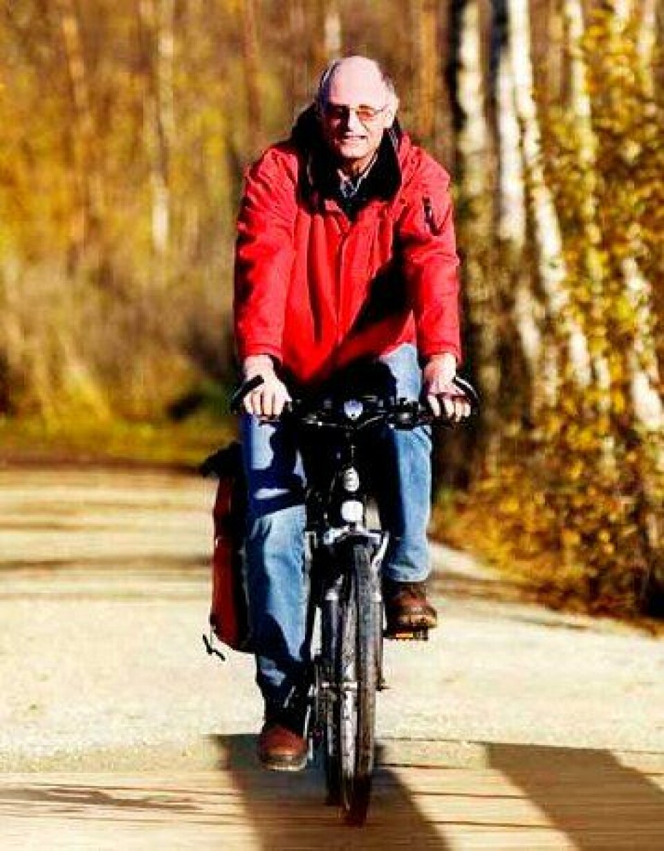John Aasland sykler rundt med en hjertestarter innoperert i brystregionen. (Foto: Elisabeth Tønnessen)