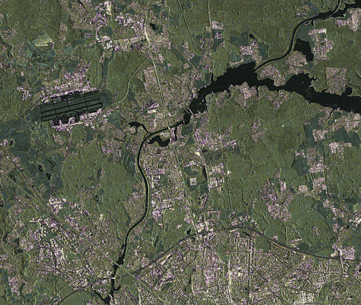 Moskva, sett med radarøyet til TanDEM-X fra 500 kilometers høyde. Øverst til venstre sees Sheremetjevo-flyplassen. Rullebanene virker svarte, fordi betongen reflekterer radarstrålene vekk fra satellitten. (Foto copyright: DLR) Moskva, sett med radarøyet til TanDEM-X fra 500 kilometers høyde. Øverst til venstre sees Sheremetjevo-flyplassen. Rullebanene virker svarte, fordi betongen reflekterer radarstrålene vekk fra satellitten. (Foto copyright: DLR)