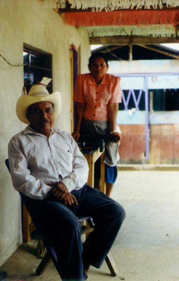 "Dette ekteparet i landsbyen Agua Azul i delstaten Chiapas leverte sin kaffe til Fairtrade-kooperativ da Milford gjorde sitt feltarbeid. (Foto: Anna B. Milford)" "Dette ekteparet i landsbyen Agua Azul i delstaten Chiapas leverte sin kaffe til Fairtrade-kooperativ da Milford gjorde sitt feltarbeid. (Foto: Anna B. Milford)"