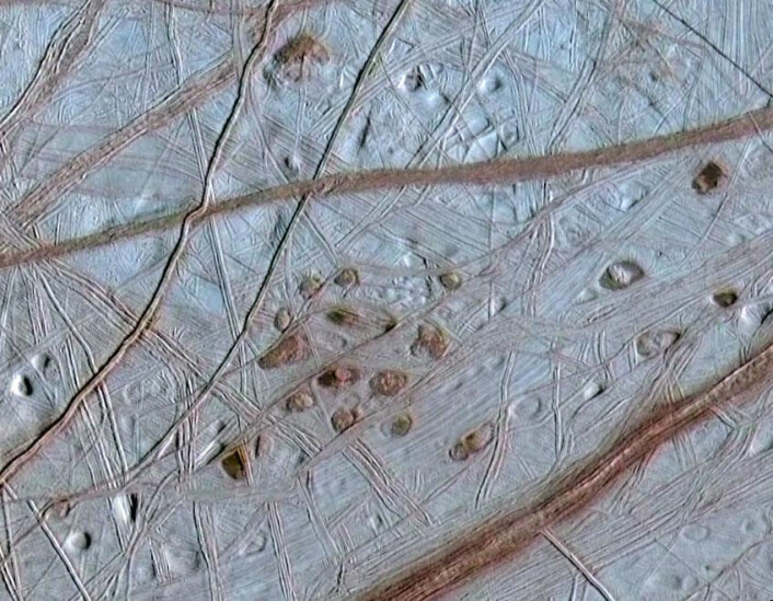 "Forskere tror det kan være liv i havet under Europas overflate. I tillegg tror de liv fra jorden kan kunne overleve der. (Foto: NASA)" "Forskere tror det kan være liv i havet under Europas overflate. I tillegg tror de liv fra jorden kan kunne overleve der. (Foto: NASA)"