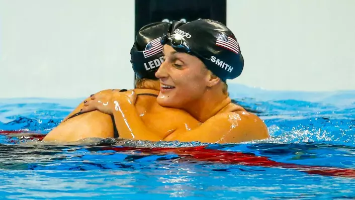 While the check-ups for Norwegian top athletes have improved a lot, athletes from many other countries - such as USA – run the risk of developing injuries that could have been discovered earlier. Leah Smith congratulates Olympic winner Katie Ledecky on winning the 800-meter freestyle in Rio de Janeiro, 2016.