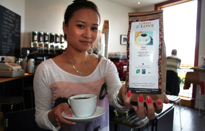 "CiCi Tran på kaffebaren Coffee 2 Love på Torshov i Oslo serverer Faitrade-merket kaffe til kundene. (Foto: Asle Rønning)" "CiCi Tran på kaffebaren Coffee 2 Love på Torshov i Oslo serverer Faitrade-merket kaffe til kundene. (Foto: Asle Rønning)"