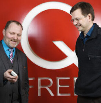 Steinar Furan (t.v.) og Hans Christian Bolstad i Q-Free viser fram brikken som er blitt en norsk suksesshistorie. (Foto: Sverre Jarild) Steinar Furan (t.v.) og Hans Christian Bolstad i Q-Free viser fram brikken som er blitt en norsk suksesshistorie. (Foto: Sverre Jarild)