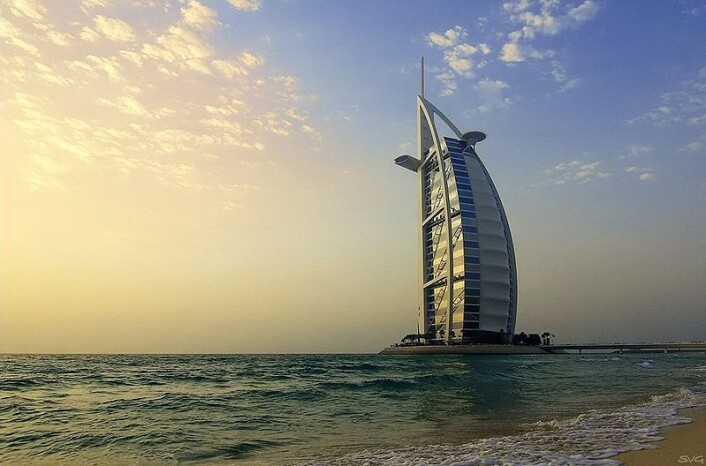 "Burj al arab, eller seilet, har blitt et av symbolene på Dubais luksusturisme. (Kilde: Wikimedia Commons)" "Burj al arab, eller seilet, har blitt et av symbolene på Dubais luksusturisme. (Kilde: Wikimedia Commons)"