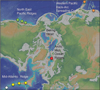 Lokefeltet ligger nord på den midtatlanterske rygg. Feltet ble oppdaget i 2005. UiB-forskere har studert området siden 2008. (Illustrasjon: Senter for geobiologi/UiB) Lokefeltet ligger nord på den midtatlanterske rygg. Feltet ble oppdaget i 2005. UiB-forskere har studert området siden 2008. (Illustrasjon: Senter for geobiologi/UiB)