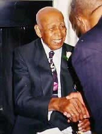 "Herman Shaw, deltager i Tuskegee-studien, etter seremonien i det hvite hus." "Herman Shaw, deltager i Tuskegee-studien, etter seremonien i det hvite hus."