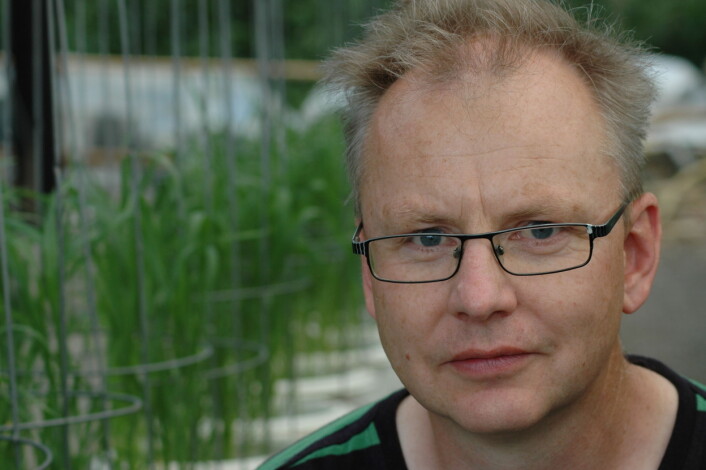 – I to mastergradsoppgaver som er gjennomført ved UMB, ble det funnet klart mindre utvasking av nitrogen ved bruk av organiske gjødseltyper enn med Fullgjødsel, sier seniorforsker Trond Knapp Haraldsen ved Bioforsk Jord og miljø på Ås. (Foto: Elin Judit Straumsvåg) – I to mastergradsoppgaver som er gjennomført ved UMB, ble det funnet klart mindre utvasking av nitrogen ved bruk av organiske gjødseltyper enn med Fullgjødsel, sier seniorforsker Trond Knapp Haraldsen ved Bioforsk Jord og miljø på Ås. (Foto: Elin Judit Straumsvåg)