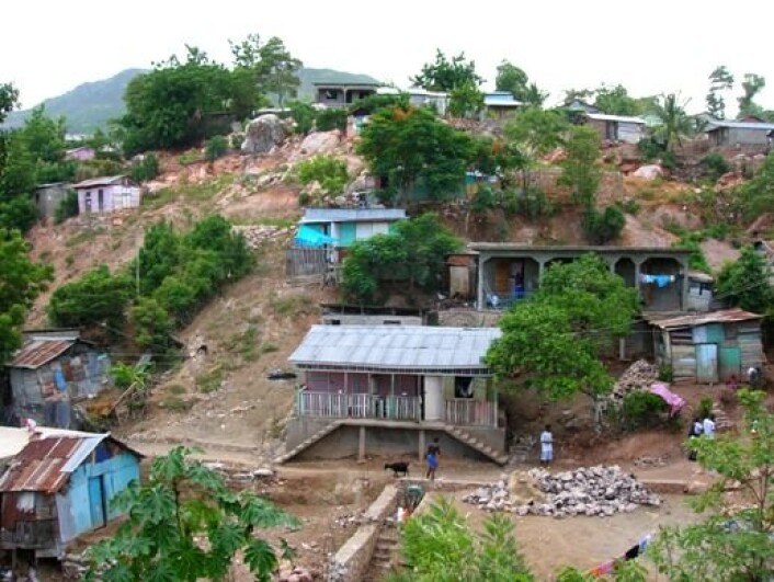 En stor del av befolkningen i Haiti lever i fattigdom. Landet var avhengig av matavarehjelp utenfra også før forrige ukes jordskjelv. Bilde tatt 2006 (Foto: Remi Kaupp, Wikimedia Commons) En stor del av befolkningen i Haiti lever i fattigdom. Landet var avhengig av matavarehjelp utenfra også før forrige ukes jordskjelv. Bilde tatt 2006 (Foto: Remi Kaupp, Wikimedia Commons)