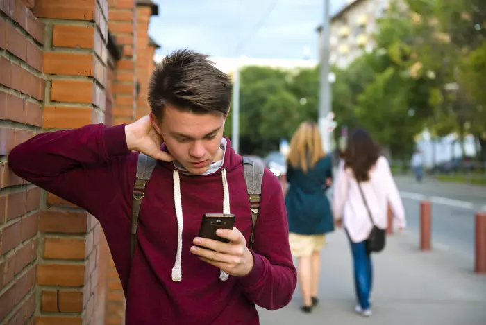 Tenåringsgutter kan føle på negative følelser hvis de bruker mye sosiale medier. Forskerne mener det kan skyldtes puberteten, men de sier dette må undersøkes nøyere.