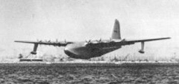 "Spruce Goose tar av fra Long Beach." "Spruce Goose tar av fra Long Beach."