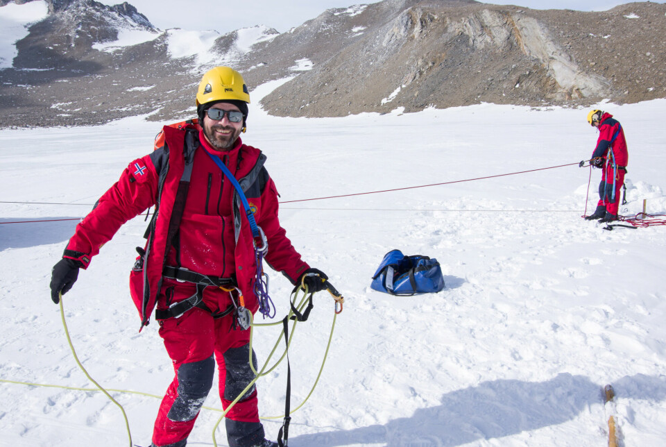 Forsker og biolog Sébastien Descamps er prosjektleder for fugleforskingen på Svarthamaren. Her i Antarktis i 2019.