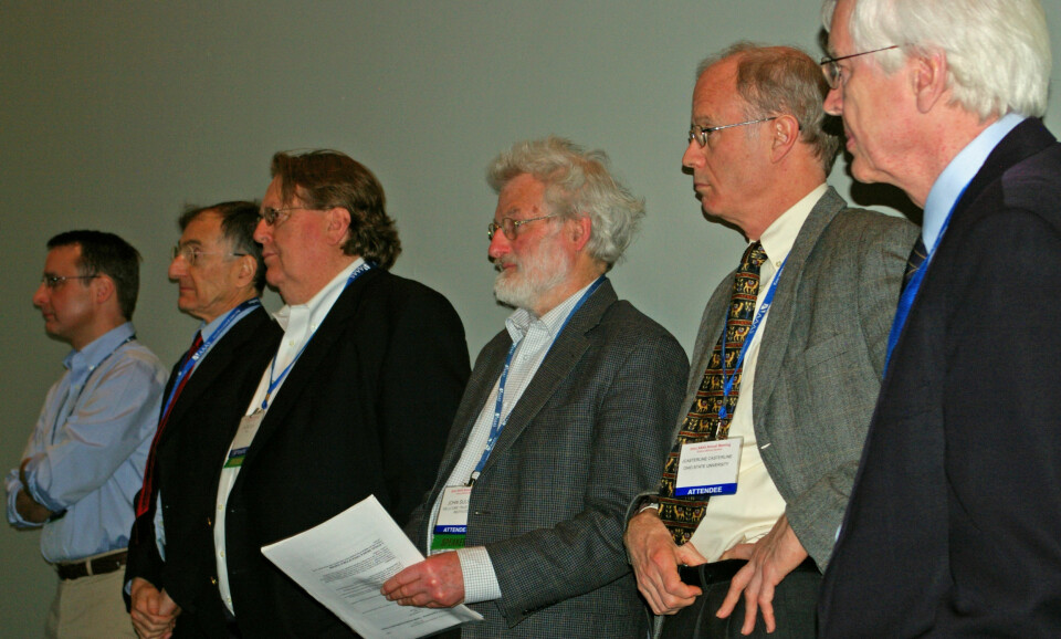 'Befolkningsforskere på rekke og rad. Fra venstre: Jonathan A. Foley, Joel E. Cohen, Jason Clay, John Sulston, John B. Casterline og John Bongaarts. (Foto: Bjørnar Kjensli)'