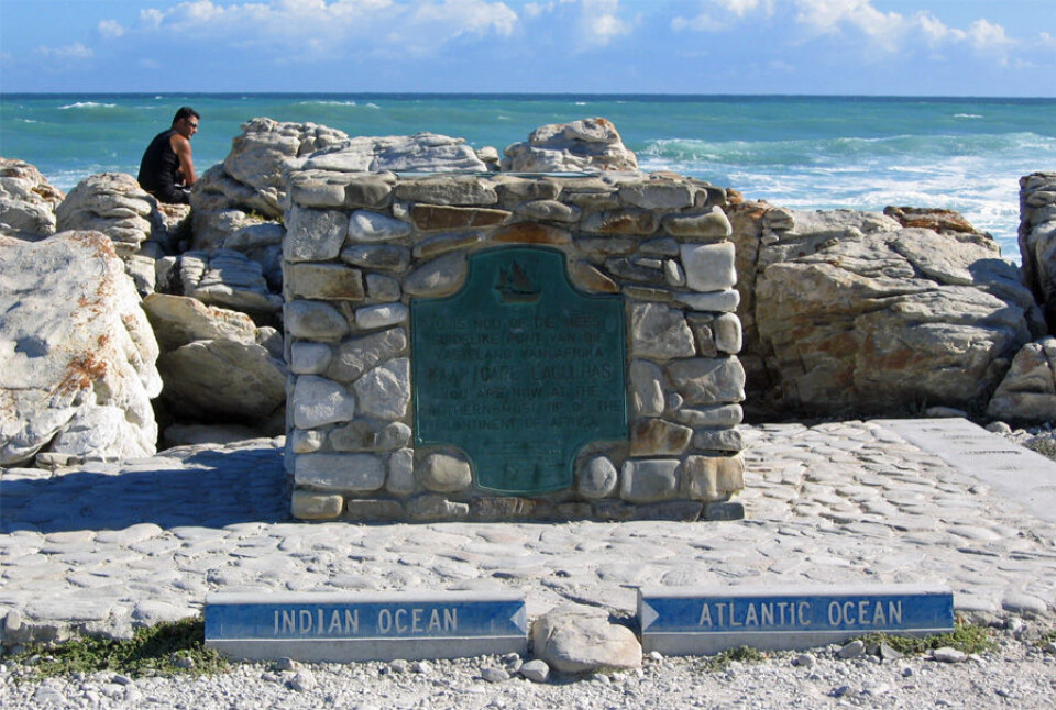 Utenfor Kapp Agulhas på sørspissen av Afrika, lekker Det Indiske Hav inn i Atlanterhavet. (Foto: Wikimedia Commons)