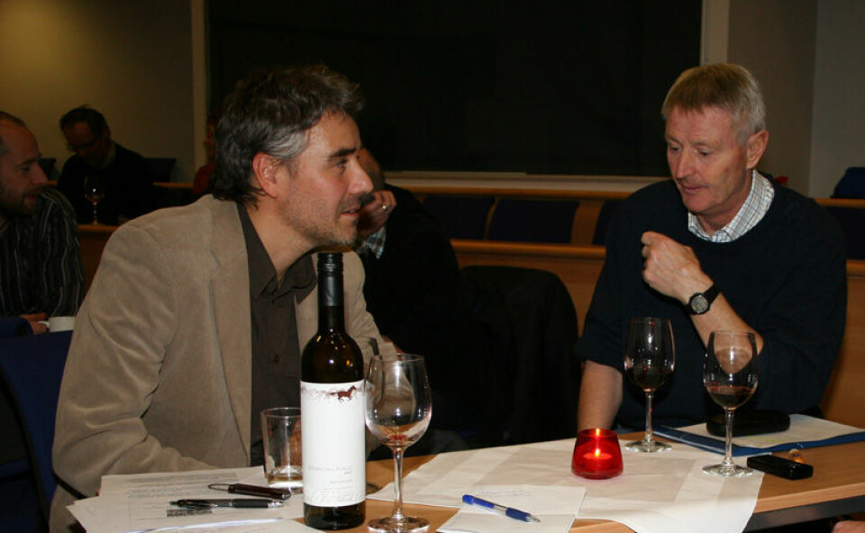 Historiker Steinar Aas og fotballegende Terje Skarsfjord diskuterer nordnorsk fotball under Historisk forenings rødvinsseminar.