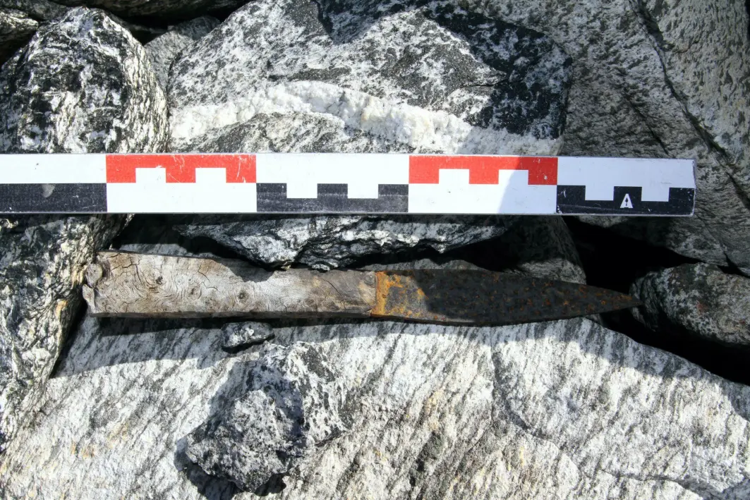 Et leit tap for jegeren, men en stor gave til arkeologien, skrev Secrets of the Ice om kniven på facebooksiden sin. Karbondatering av valbjørkskaftet plasserer kniven på 400-500-tallet. Et leit tap for jegeren, men en stor gave til arkeologien, skrev Secrets of the Ice om kniven på facebooksiden sin. Karbondatering av valbjørkskaftet plasserer kniven på 400-500-tallet.