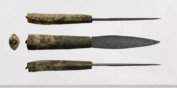 Museumbilde av kniven fra Trollsteinhøe av Vegard Vike, arkeologisk konservator ved Kulturhistorisk Museum