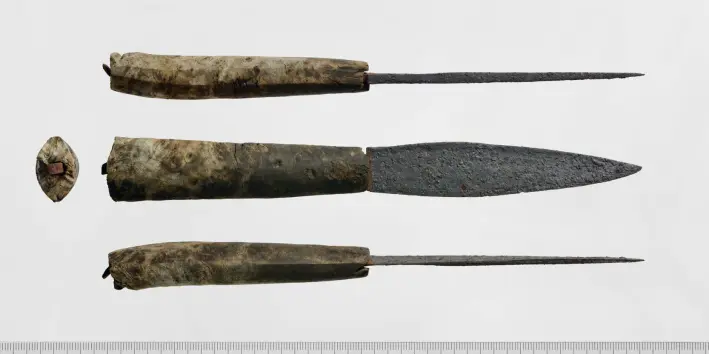 Museumbilde av kniven fra Trollsteinhøe av Vegard Vike, arkeologisk konservator ved Kulturhistorisk Museum Museumbilde av kniven fra Trollsteinhøe av Vegard Vike, arkeologisk konservator ved Kulturhistorisk Museum