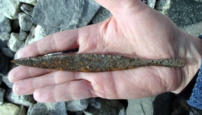 Formen på denne pilspissen tilsier at den er ca 1500 år gammel. Den er 18 cm lang, 2 cm bred og veier 32 gram. Formen på denne pilspissen tilsier at den er ca 1500 år gammel. Den er 18 cm lang, 2 cm bred og veier 32 gram.